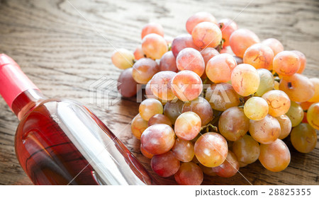 Glass of rose wine with bunch of grape Glass of rose wine with bunch of grape 28825355