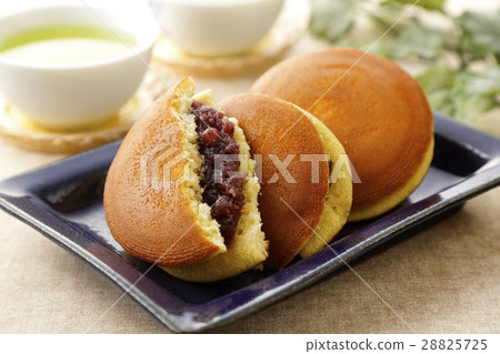 Dorayaki 28825725