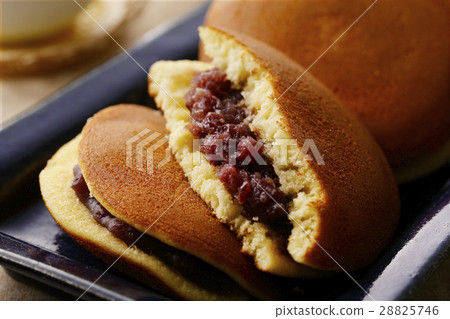 Dorayaki 28825746