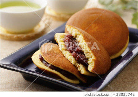 Dorayaki 28825748