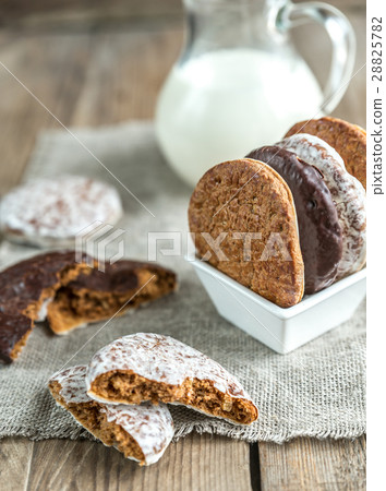 圖庫照片: glazed gingerbread cakes with pitcher of milk