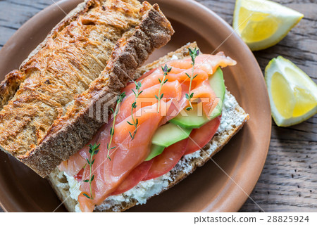 Sandwich with salmon, avocado and tomatoes Sandwich with salmon, avocado and tomatoes 28825924