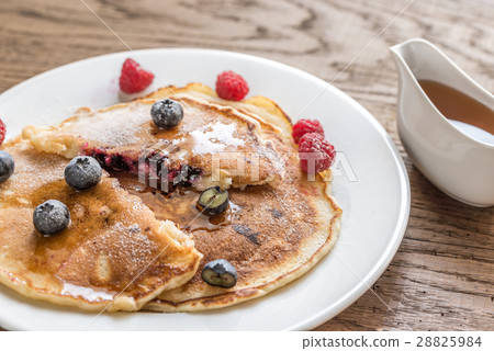 Pancakes with maple syrup and fresh berries Pancakes with maple syrup and fresh berries 28825984