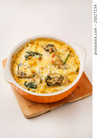 Oysters and spinach gratin 28827234