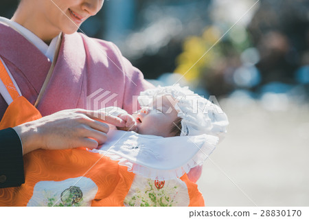 參拜神社 父母和小孩 親子 28830170