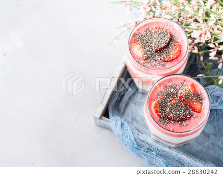 Yogurt strawberry fruit parfait with rolled oats Yogurt strawberry fruit parfait with rolled oats 28830242