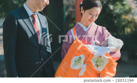 參拜神社 父母和小孩 親子 28831194