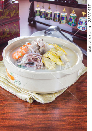 chicken seafood broth 28831657