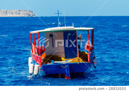 The old fishing harbor in the village Oia. 28832033