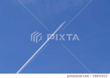 飛機雲彩客機晴朗的藍天 飛機雲彩客機晴朗的藍天 28832815