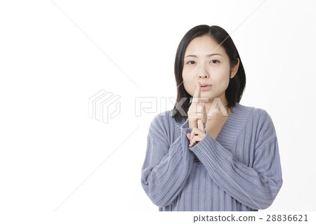 忍者姿勢的女人 28836621