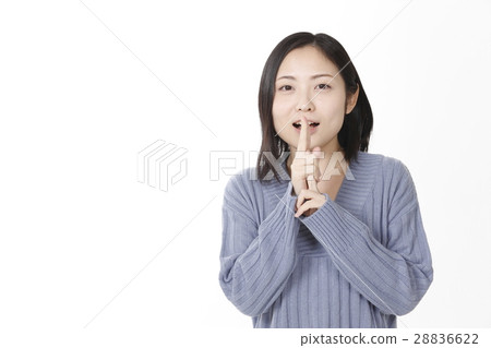 忍者姿勢的女人 28836622
