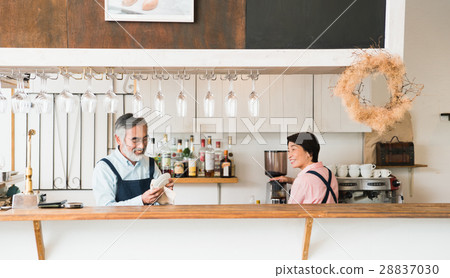 Senior couple (cafe) 28837030