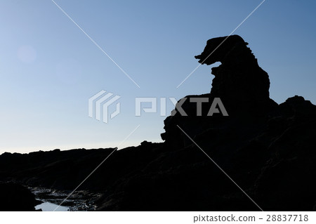 在黃昏時接近潮起潮落的Shiozaki 28837718