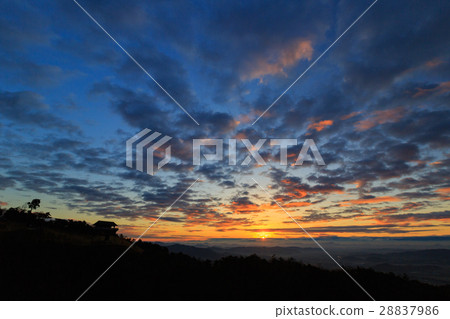 Ogunoki - Japanese ancient mountain castle - sunrise from Onigashiyama Ogunoki - Japanese ancient mountain castle - sunrise from Onigashiyama 28837986