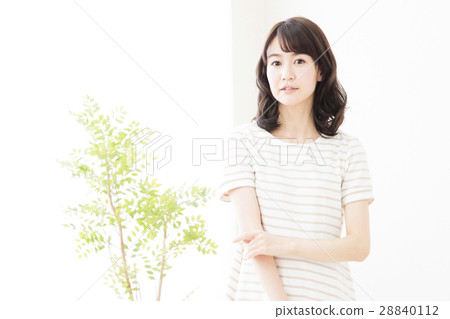 女性小姐年輕微笑逗人喜愛的逗人喜愛的生活方式 28840112