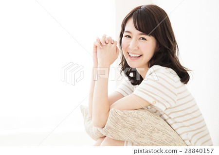 女年輕人微笑逗人喜愛的可愛的生活方式 28840157