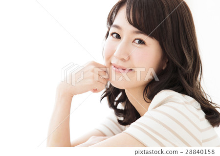 女年輕人微笑逗人喜愛的可愛的生活方式 28840158