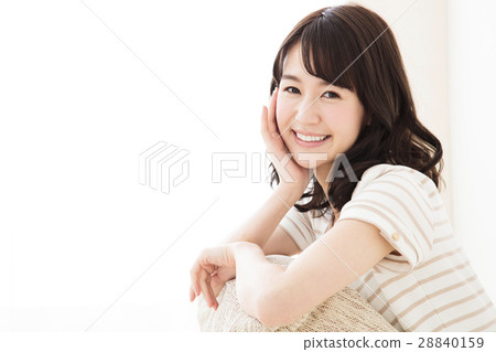 女年輕人微笑逗人喜愛的可愛的生活方式 女年輕人微笑逗人喜愛的可愛的生活方式 28840159