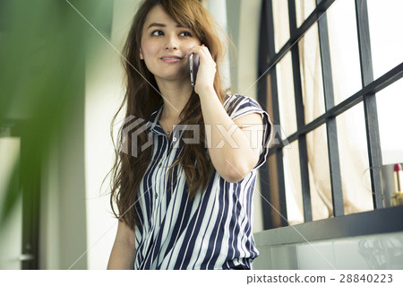 二十多歲的女人打來電話 二十多歲的女人打來電話 28840223