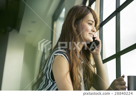 二十多歲的女人打來電話 二十多歲的女人打來電話 28840224