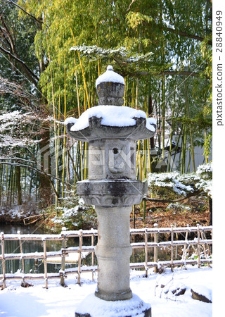 在Shogunyama神社和燈籠燈籠的池塘 在Shogunyama神社和燈籠燈籠的池塘 28840949