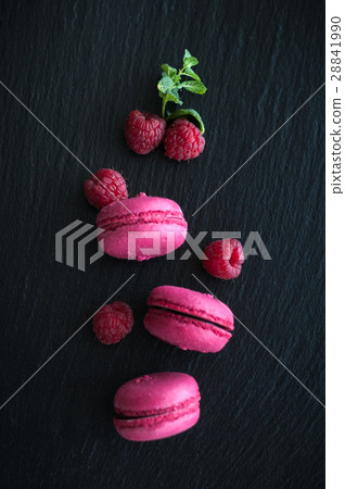 macaroons with raspberries 28841990