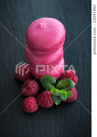 macaroons with raspberries 28841992