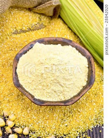 Flour corn in bowl with grits and cob on board Flour corn in bowl with grits and cob on board 28842020