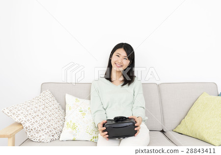 一位在家享受VR的年輕女士 一位在家享受VR的年輕女士 28843411