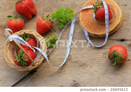 tasty pancakes with strawberry 28845615