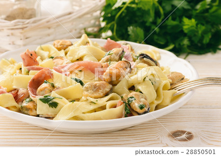 Pasta (pappardelle) with mussels, ham and cheese  28850501