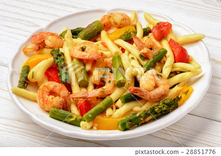 Pasta with shrimps, asparagus, paprika and tomato 28851776