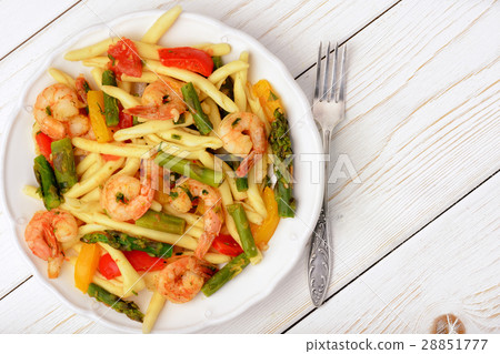 Pasta with shrimps, asparagus, paprika and tomato 28851777