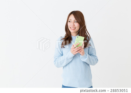 觀看智能手機的婦女 觀看智能手機的婦女 28853051
