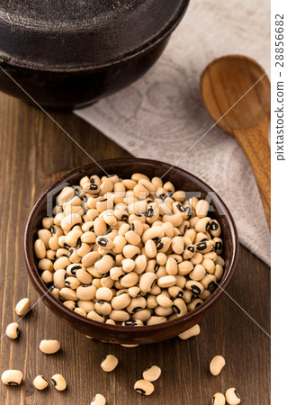Bowl of black-eyed bean above Bowl of black-eyed bean above 28856682