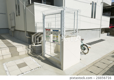 Garbage repository of apartment house 28856716