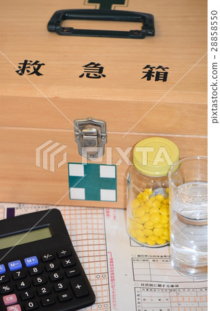 Complete declaration self-medication tax system (first aid kit, calculator, glass, water, marketing drug and final return form) Complete declaration self-medication tax system (first aid kit, calculator, glass, water, marketing drug and final return form) 28858550