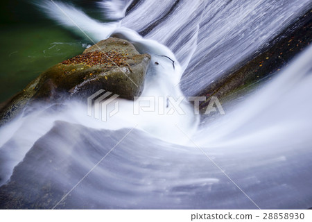 The 2nd floor of the Shiraishi River upstream, the river flowing down all the way to the river, the ugly fall Otsuki Otaki Nametsu Ohtaki 28858930