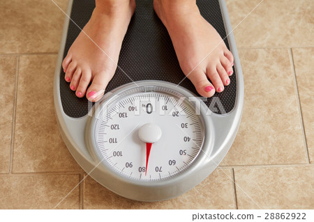 Female bare feet on weight scale Female bare feet on weight scale 28862922
