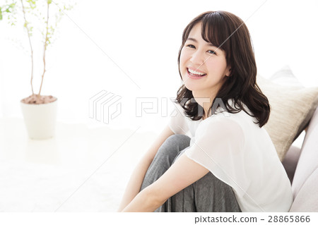 女性小姐年輕微笑逗人喜愛的逗人喜愛的生活方式 28865866