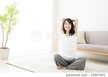 女性舒展伸長年輕女子年輕微笑可愛可愛的生活方式休 28865891
