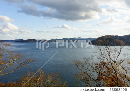 稻川灣,日本海藻養殖漁業的搖籃,山脈接近海岸線 稻川灣,日本海藻養殖漁業的搖籃,山脈接近海岸線 28868406