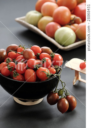 Collect of tomatoes, cheap food anticancer 28868431