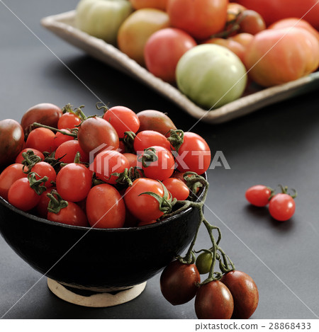 Collect of tomatoes, cheap food anticancer 28868433