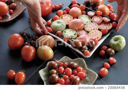 Collect of tomatoes, cheap food anticancer 28868436
