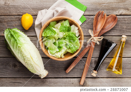 Fresh healthy romaine lettuce salad 28871007