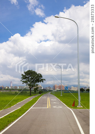 藍天白雲，草地，自行車道，Blue sky, white clouds，青い空、草、自転車道、 28873333