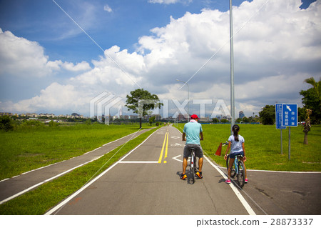 藍天白雲，草地，自行車道，Blue sky, white clouds，青い空、草、自転車道、 28873337