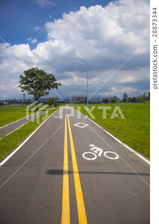 藍天白雲，草地，自行車道，Blue sky, white clouds，青い空、草、自転車道、 28873344